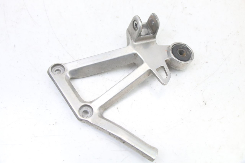 photo de REAR RIGHT FOOTREST MOUNT YAMAHA FZS FAZER 600 (2001 - 2003) - Zoom on usage condition
