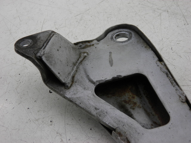 photo de REAR RIGHT FOOTREST MOUNT YAMAHA YBR CUSTOM 125 (2008 - 2010) - Alternative perspective