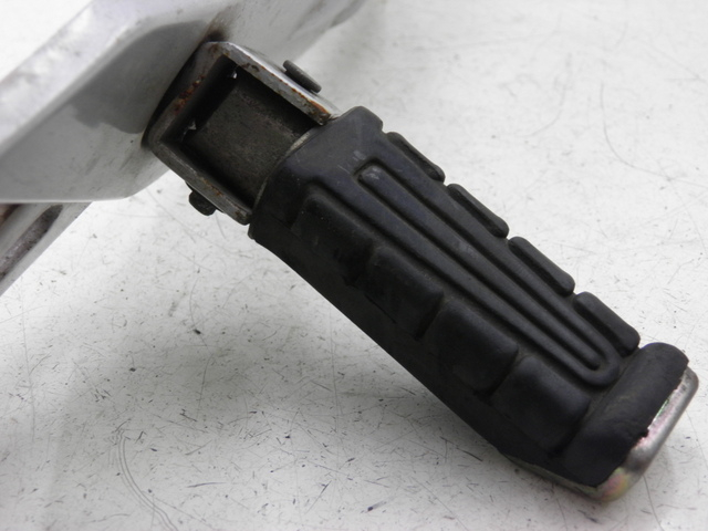 photo de REAR RIGHT FOOTREST MOUNT YAMAHA YBR CUSTOM 125 (2008 - 2010) - Surface and material condition