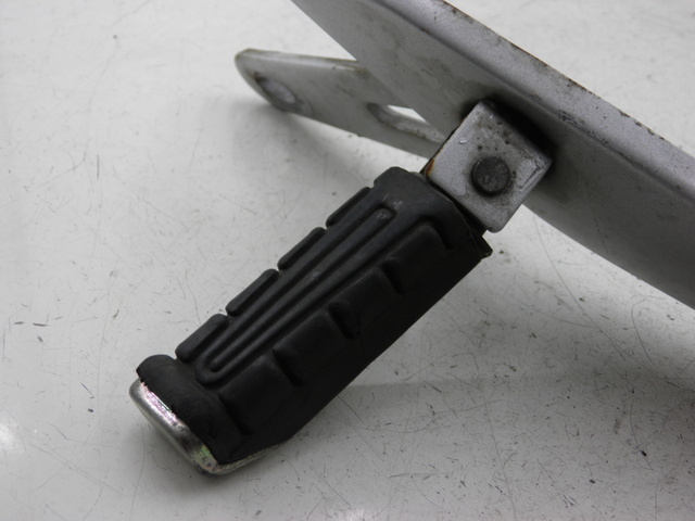 photo de REAR RIGHT FOOTREST MOUNT YAMAHA YBR CUSTOM 125 (2008 - 2010) - Markings and original references