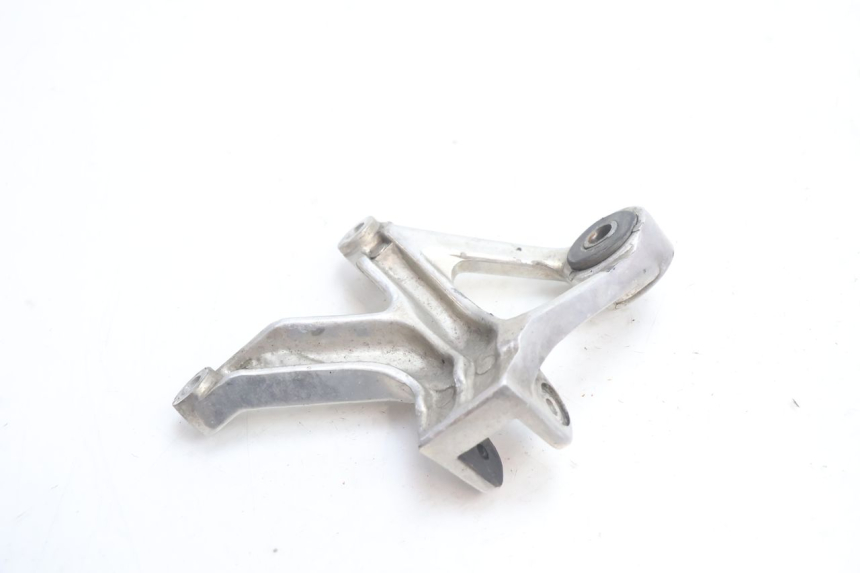photo de REAR RIGHT FOOTREST MOUNT YAMAHA YZF R GENESIS 750 (1993 - 1998) - Alternative perspective