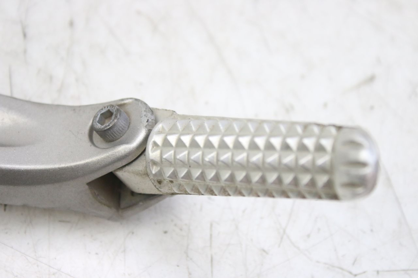 photo de REAR RIGHT FOOTREST BRACKET YAMAHA YZF R1 1000 (2007 - 2008) - Component detail