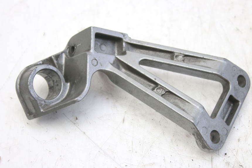 photo de RIGHT REAR FOOTREST MOUNTING PLATE KAWASAKI ZX-6R ZX6R 600 (1995 - 1997) - Component detail