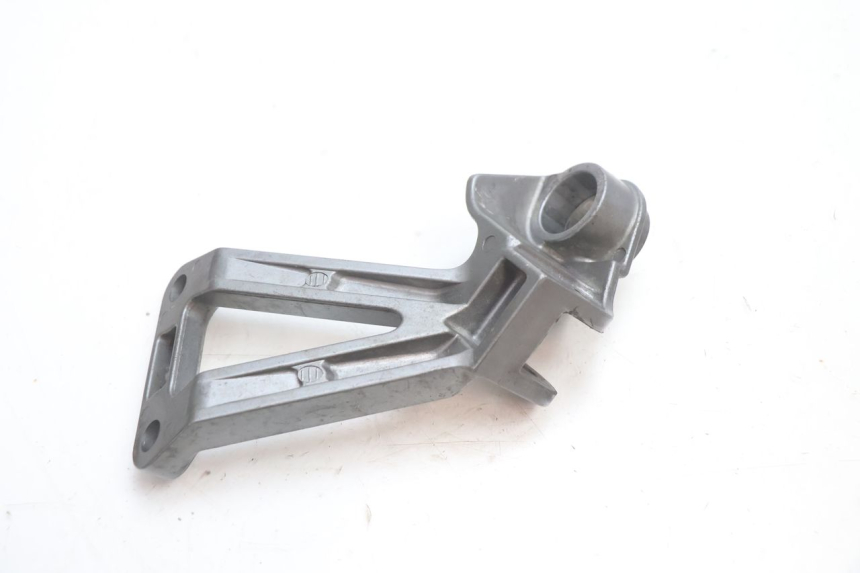 photo de RIGHT REAR FOOTREST MOUNTING PLATE KAWASAKI ZX-6R ZX6R 600 (1995 - 1997) - Alternative perspective
