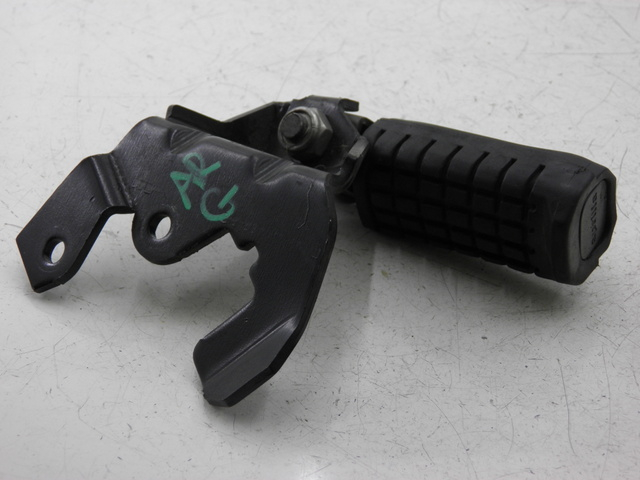 photo de REAR LEFT FOOTREST MOUNT APRILIA SCARABEO 100 (2003 - 2012) - Zoom on usage condition