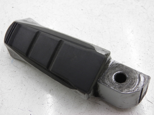 photo de REAR LEFT FOOTREST MOUNT BMW R RS 1150 (2001 - 2005) - Surface and material condition