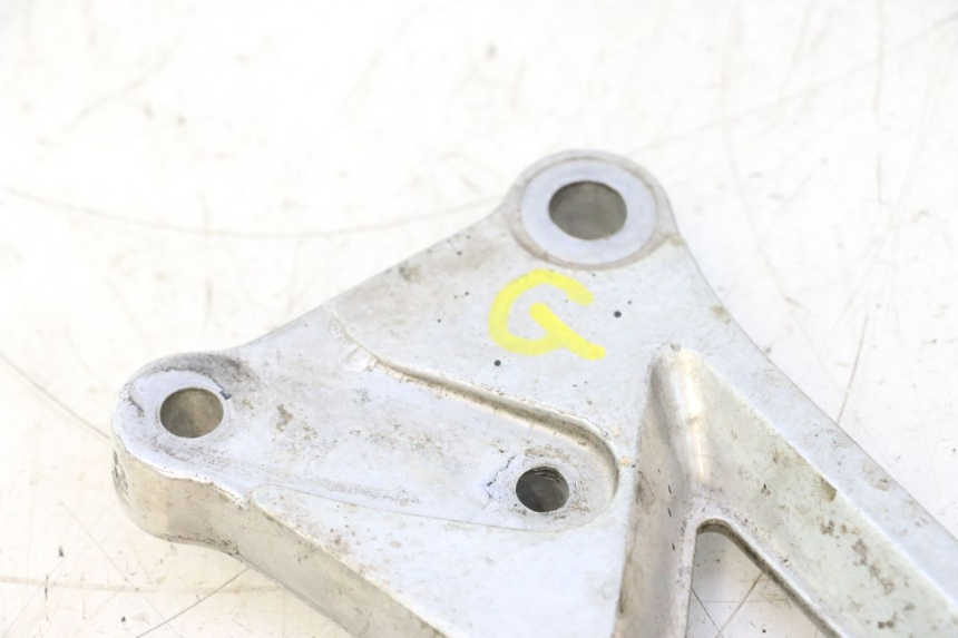 photo de REAR LEFT FOOTREST MOUNT HONDA CB TWO FIFTY 250 (1991 - 2002) - Component detail