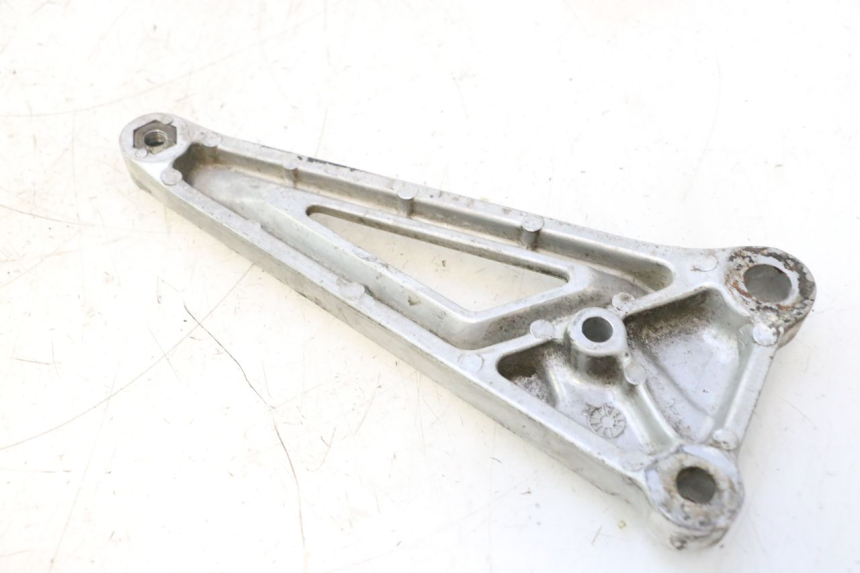 photo de REAR LEFT FOOTREST MOUNT HONDA CB TWO FIFTY 250 (1991 - 2002) - Technical close-up