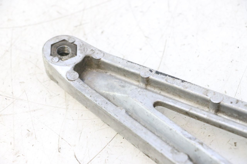 photo de REAR LEFT FOOTREST MOUNT HONDA CB TWO FIFTY 250 (1991 - 2002) - Product overview