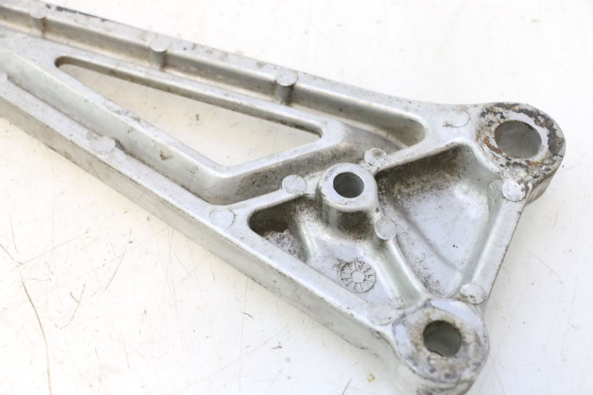 photo de REAR LEFT FOOTREST MOUNT HONDA CB TWO FIFTY 250 (1991 - 2002) - Fixing points details