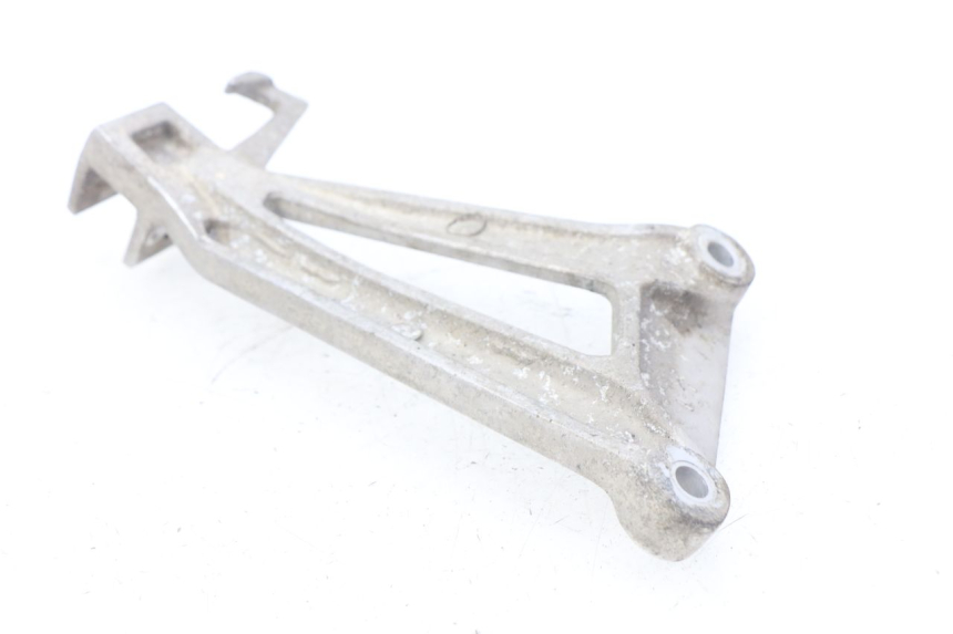 photo de REAR LEFT FOOTREST MOUNT HONDA CBR R 125 (2003 - 2006) - Component detail