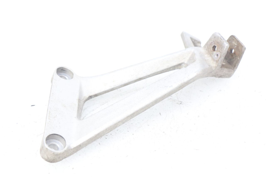 photo de REAR LEFT FOOTREST MOUNT HONDA CBR R 125 (2003 - 2006) - Alternative perspective