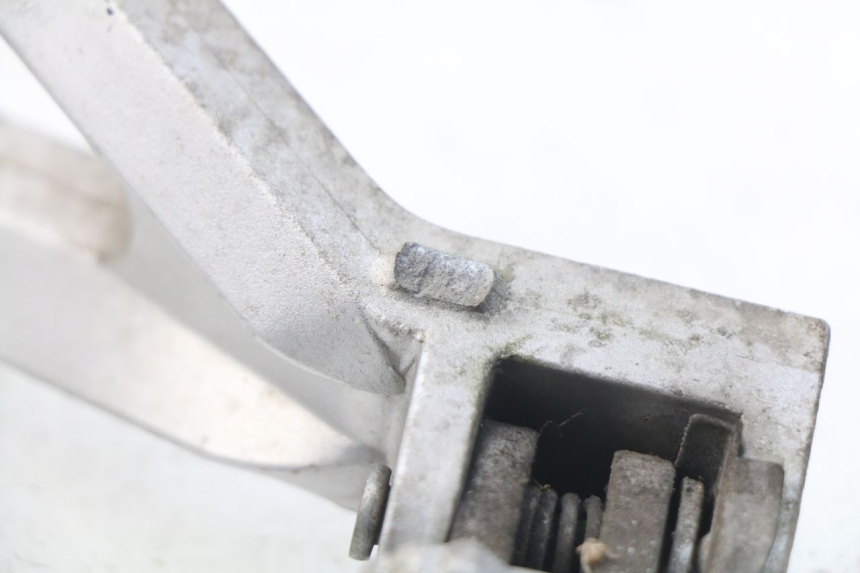 photo de REAR LEFT FOOTREST MOUNT HYOSUNG COMET GTR 125 (2007 - 2014) - Component detail