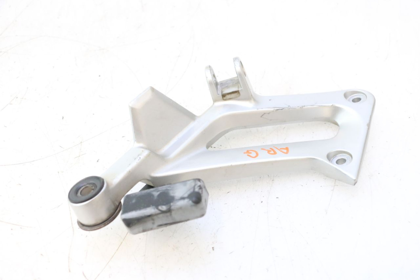 photo de REAR LEFT FOOTREST MOUNT YAMAHA FJR 1300 (2001 - 2005) - Alternative perspective