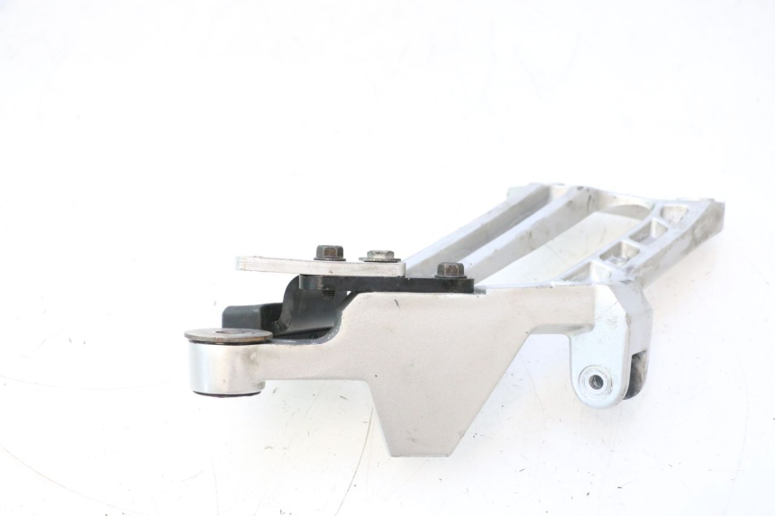 photo de REAR LEFT FOOTREST MOUNT YAMAHA FJR 1300 (2001 - 2005) - Alternative perspective