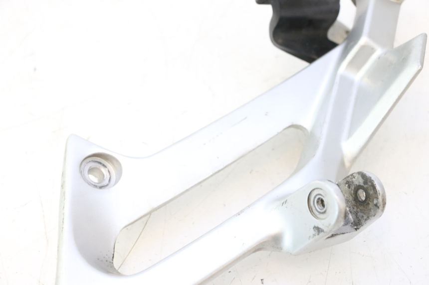 photo de REAR LEFT FOOTREST MOUNT YAMAHA FJR 1300 (2001 - 2005) - Fixing points details