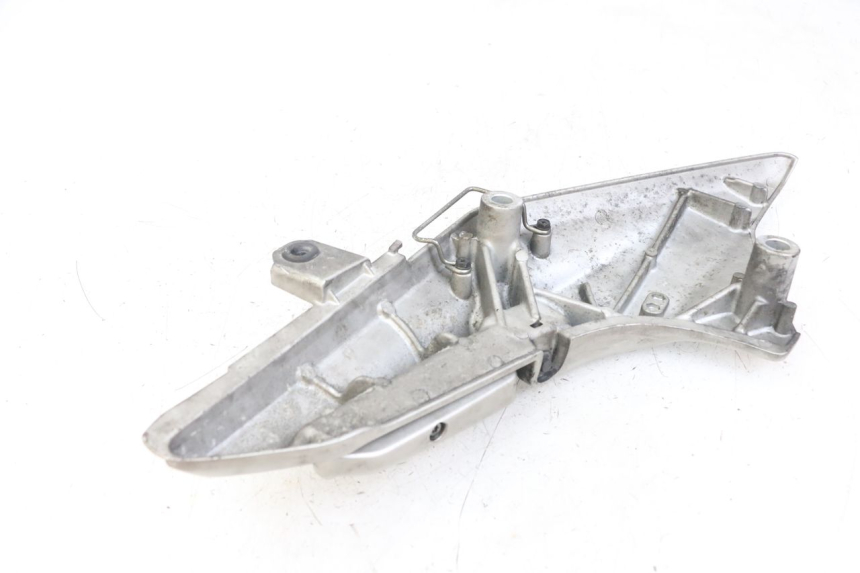 photo de REAR LEFT FOOTREST MOUNT HONDA FJS SILVERWING SILVER WING 600 (2001 - 2010) - Zoom on usage condition