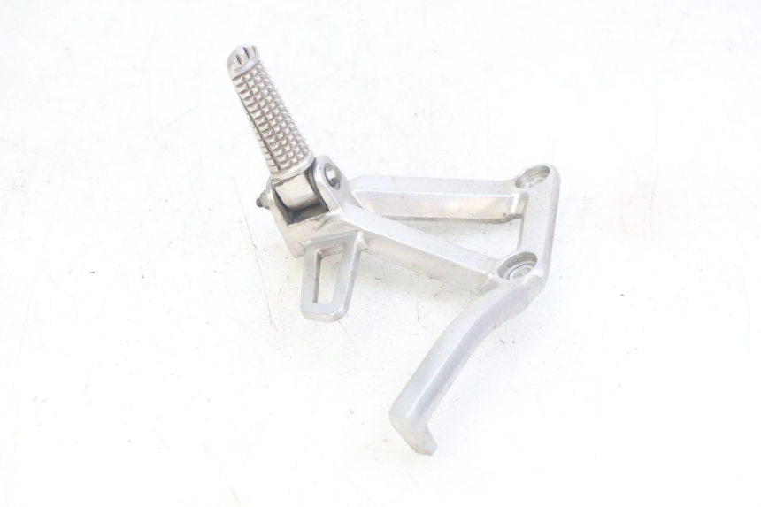 photo de LEFT REAR FOOTREST MOUNT YAMAHA FZS FAZER 600 (1998 - 2001) - Alternative perspective