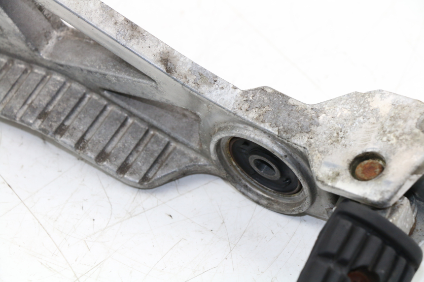 photo de REAR LEFT FOOTREST MOUNT YAMAHA FZX FAZER 750 (1987 - 1998) - Surface and material condition