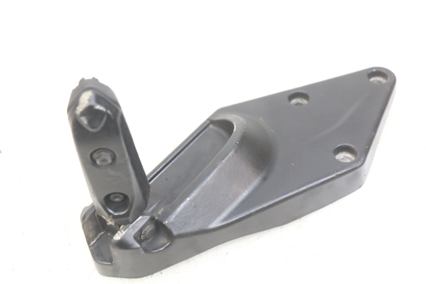 photo de LEFT REAR FOOTREST MOUNTING PLATE GILERA GP 800 (2007 - 2013) - Component detail