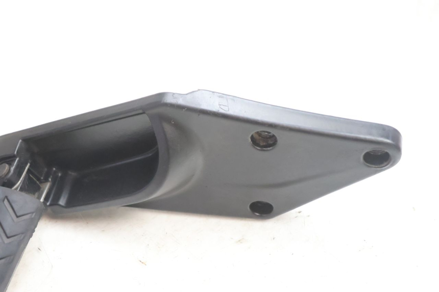 photo de LEFT REAR FOOTREST MOUNTING PLATE GILERA GP 800 (2007 - 2013) - Zoom on usage condition