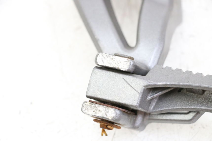 photo de REAR LEFT FOOTREST MOUNT NECO GPX LC 2T 50 (2014 - 2018) - Zoom on usage condition