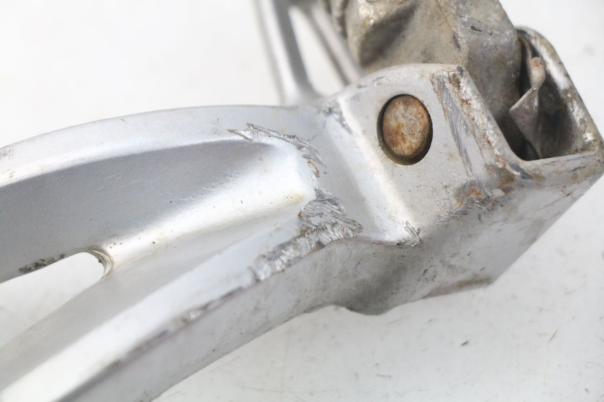 photo de REAR LEFT FOOTREST MOUNT SUZUKI GSX-R GSXR 600 (2001 - 2003) - Surface and material condition