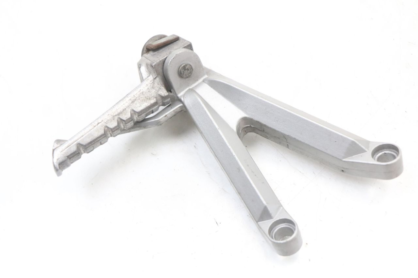 photo de REAR LEFT FOOTREST MOUNT HYOSUNG GTR 125 (2006 - 2008) - Component detail