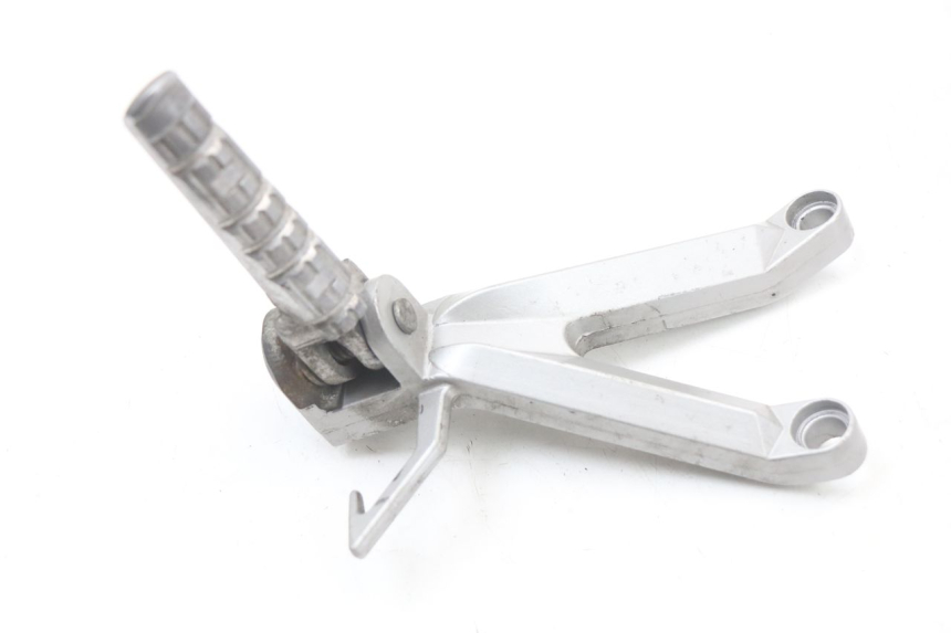 photo de REAR LEFT FOOTREST MOUNT HYOSUNG GTR 125 (2006 - 2008) - Zoom on usage condition