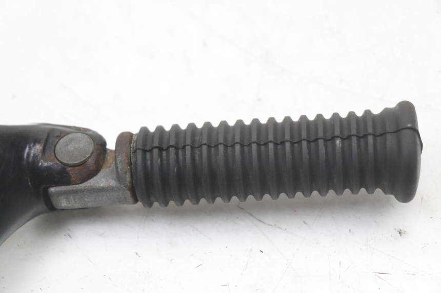 photo de REAR LEFT FOOTREST MOUNT HARLEY DAVIDSON SPORTSTER XL CUSTOM 883 (1999 - 2006) - Technical close-up