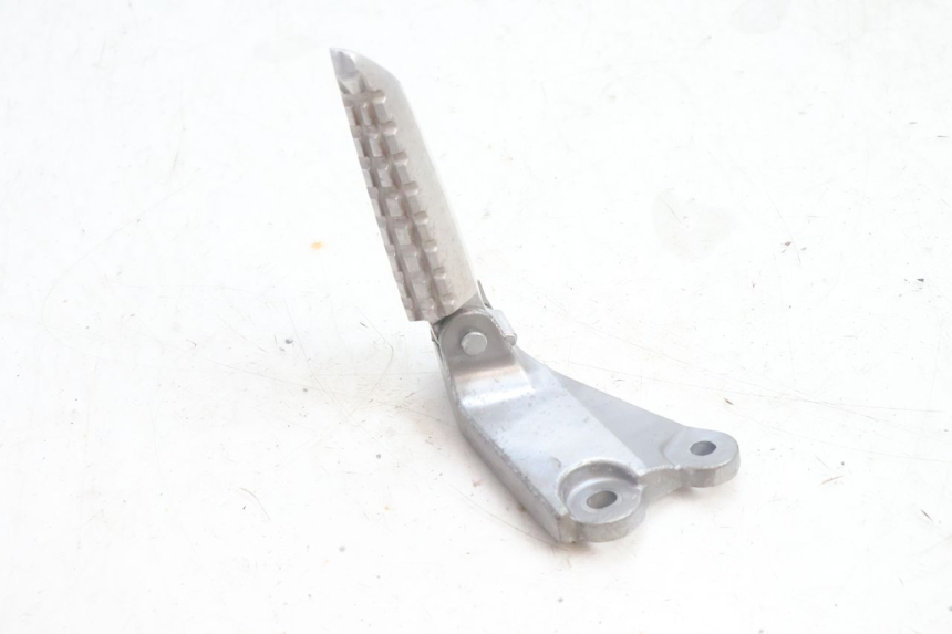 photo de REAR LEFT FOOTREST MOUNT YAMAHA N-MAX NMAX 125 (2021 - 2024) - Technical close-up