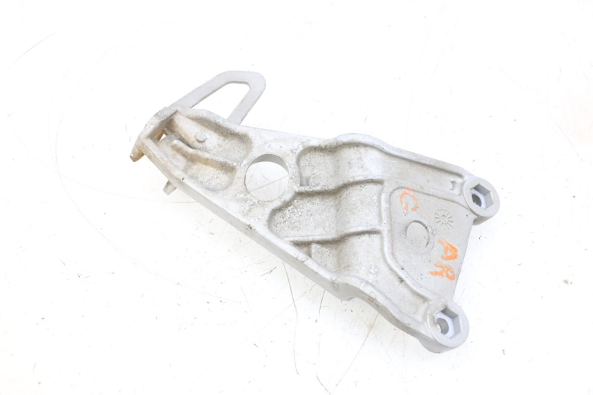 photo de REAR LEFT FOOTREST MOUNT HONDA NSR R 125 (1994 - 2003) - Zoom on usage condition