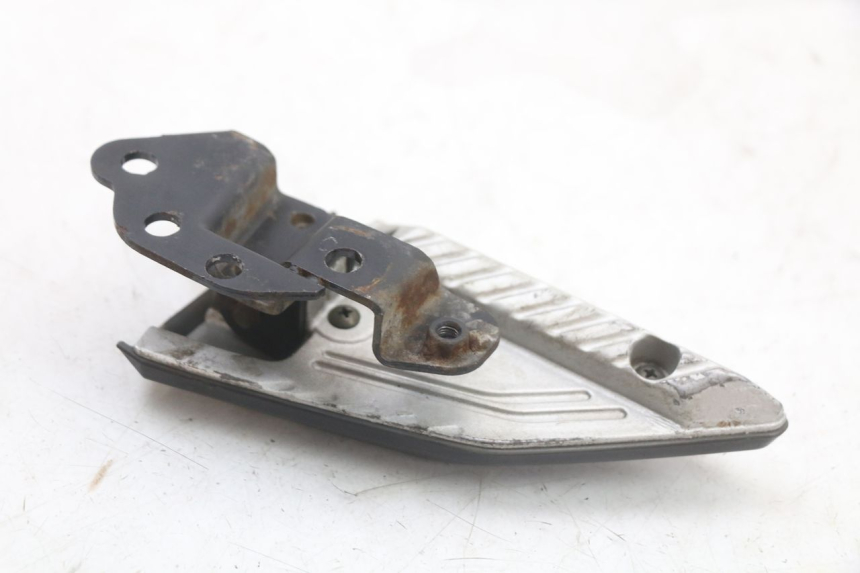 photo de REAR LEFT FOOTREST MOUNT PEUGEOT BELVILLE 125 (2017 - 2021) - Surface and material condition