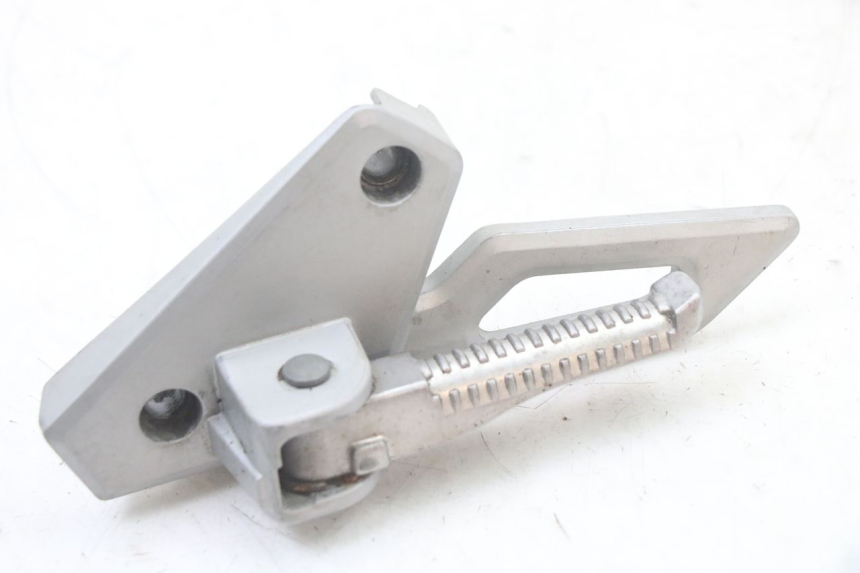 photo de REAR LEFT FOOTREST MOUNT PEUGEOT SPEEDFIGHT 3 LC 2T 50 (2009 - 2015) - Zoom on usage condition