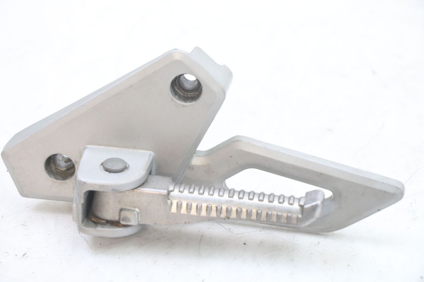 photo de REAR LEFT FOOTREST MOUNT PEUGEOT SPEEDFIGHT 3 LC 2T 50 (2009 - 2015) - Alternative perspective