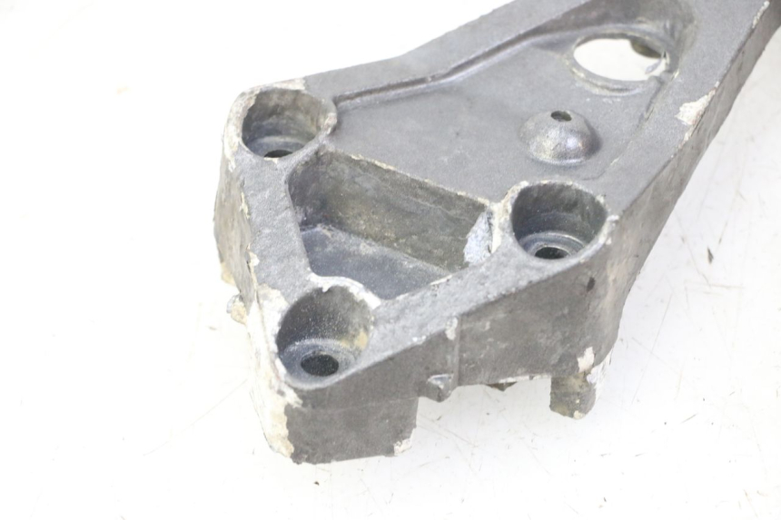 photo de REAR LEFT FOOTREST MOUNT TRIUMPH SPRINT 900 (1995 - 1998) - Technical close-up