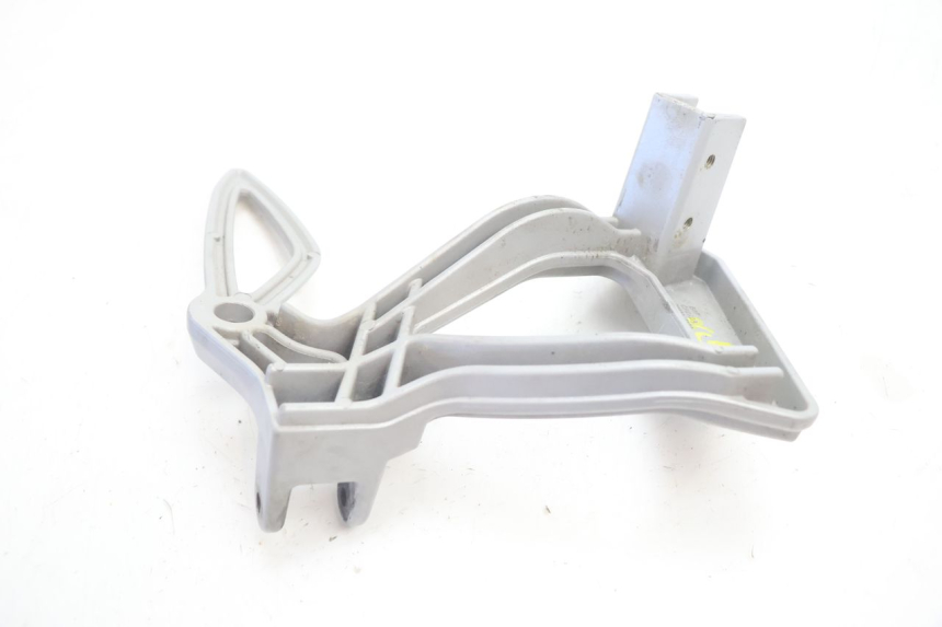 photo de REAR LEFT FOOTREST MOUNT CAN-AM SPYDER RS 1000 (2008 - 2012) - Alternative perspective