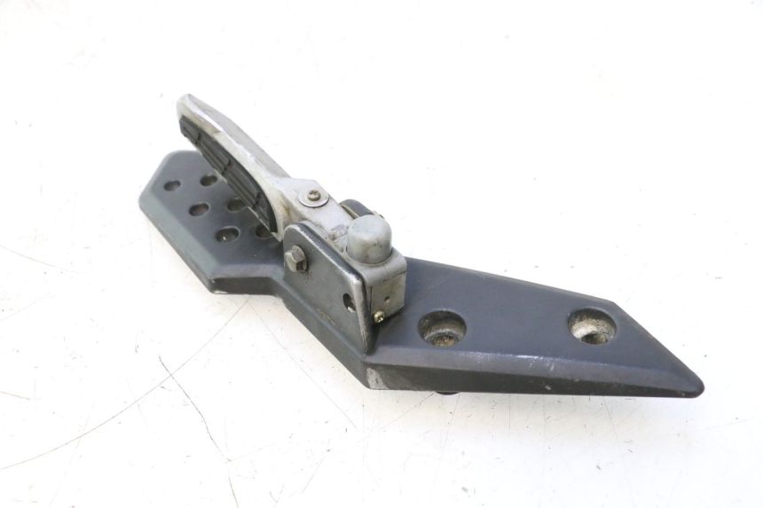 photo de REAR LEFT FOOTREST MOUNT KYMCO SUPER 8 2T 50 (2007 - 2013) - Alternative perspective