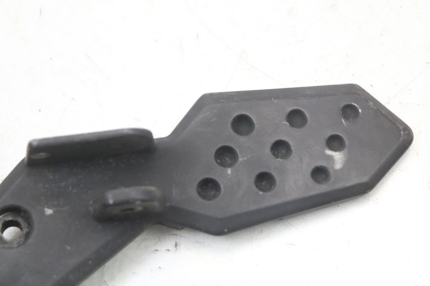 photo de REAR LEFT FOOTREST MOUNT KYMCO SUPER 8 125 (2008 - 2015) - Zoom on usage condition
