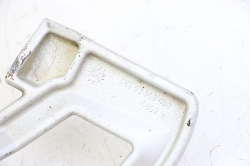 photo de REAR LEFT FOOTREST MOUNT KTM SUPERENDURO R 950 (2005 - 2009) - Zoom on usage condition