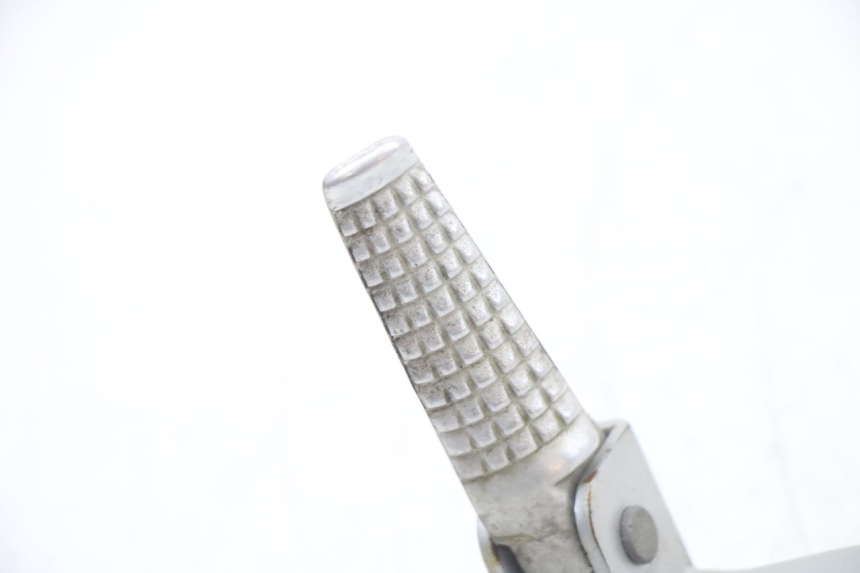 photo de LEFT REAR FOOTREST MOUNT SUZUKI GSF S BANDIT 600 (2000 - 2004) - Zoom on usage condition