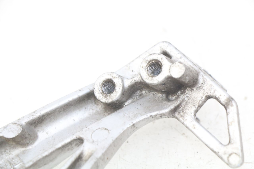 photo de LEFT REAR FOOTREST BRACKET SUZUKI SV S 650 (1999 - 2002) - Technical close-up