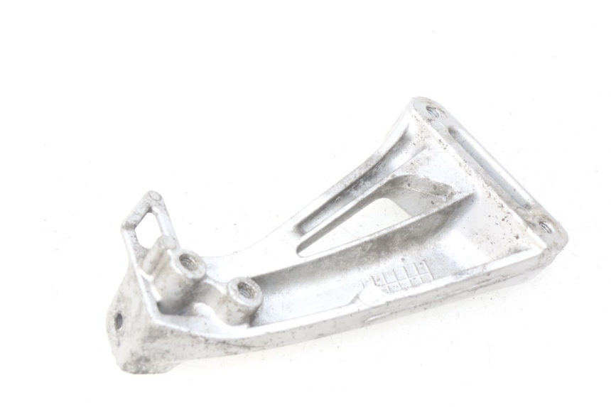 photo de LEFT REAR FOOTREST BRACKET SUZUKI SV S 650 (1999 - 2002) - Fixing points details