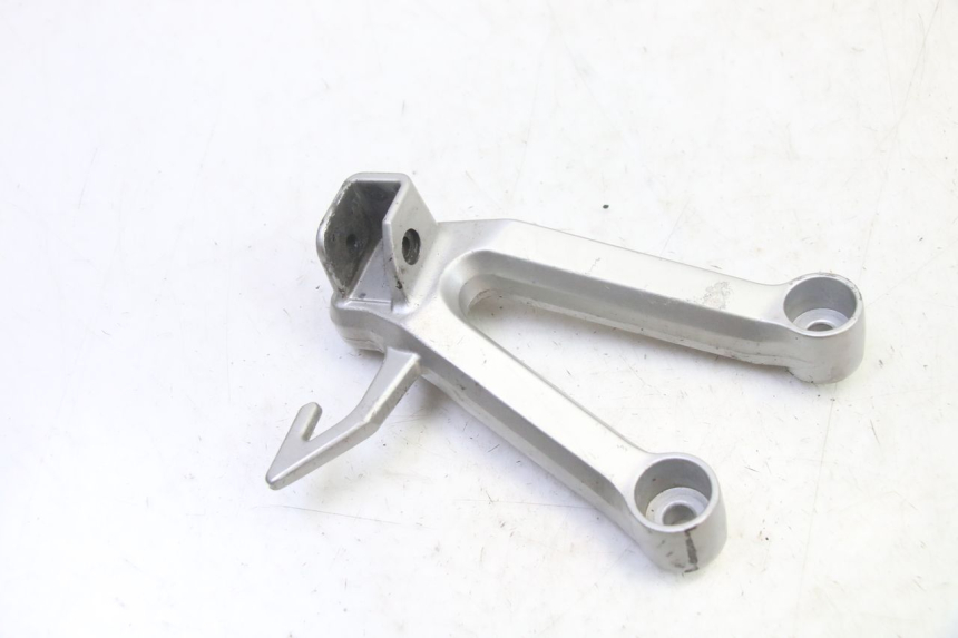 photo de REAR LEFT FOOTREST MOUNT SUZUKI SV S 650 (2003 - 2009) - Zoom on usage condition