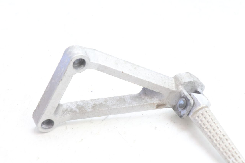 photo de REAR LEFT FOOTREST MOUNT DAELIM VJ ROADWIN 125 (2004 - 2007) - Zoom on usage condition