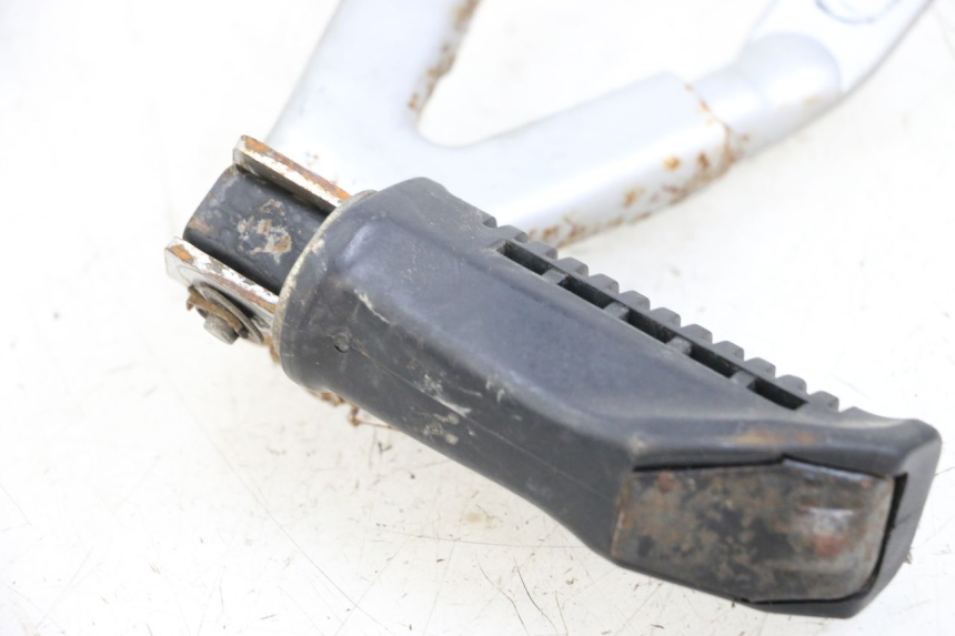 photo de REAR LEFT FOOTREST BRACKET HYOSUNG XRX 125 (2000 - 2008) - Component detail