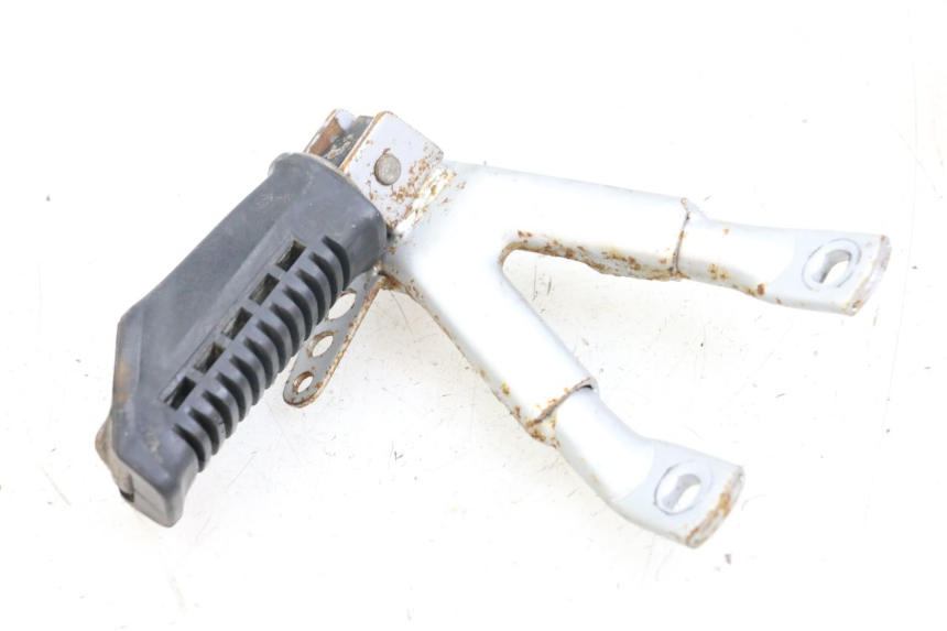 photo de REAR LEFT FOOTREST BRACKET HYOSUNG XRX 125 (2000 - 2008) - Zoom on usage condition