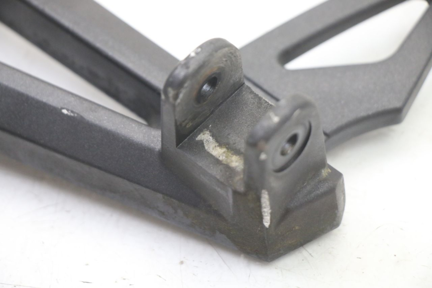 photo de REAR LEFT FOOTREST MOUNT YAMAHA FZ6 FAZER S2 600 (2007 - 2011) - Zoom on usage condition