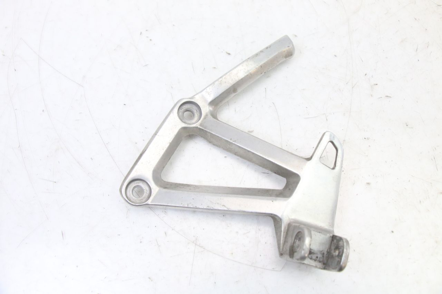 photo de REAR LEFT FOOTREST MOUNT YAMAHA FZS FAZER 600 (2001 - 2003) - Component detail