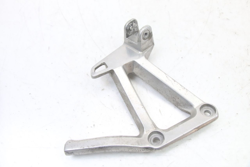 photo de REAR LEFT FOOTREST MOUNT YAMAHA FZS FAZER 600 (2001 - 2003) - Zoom on usage condition